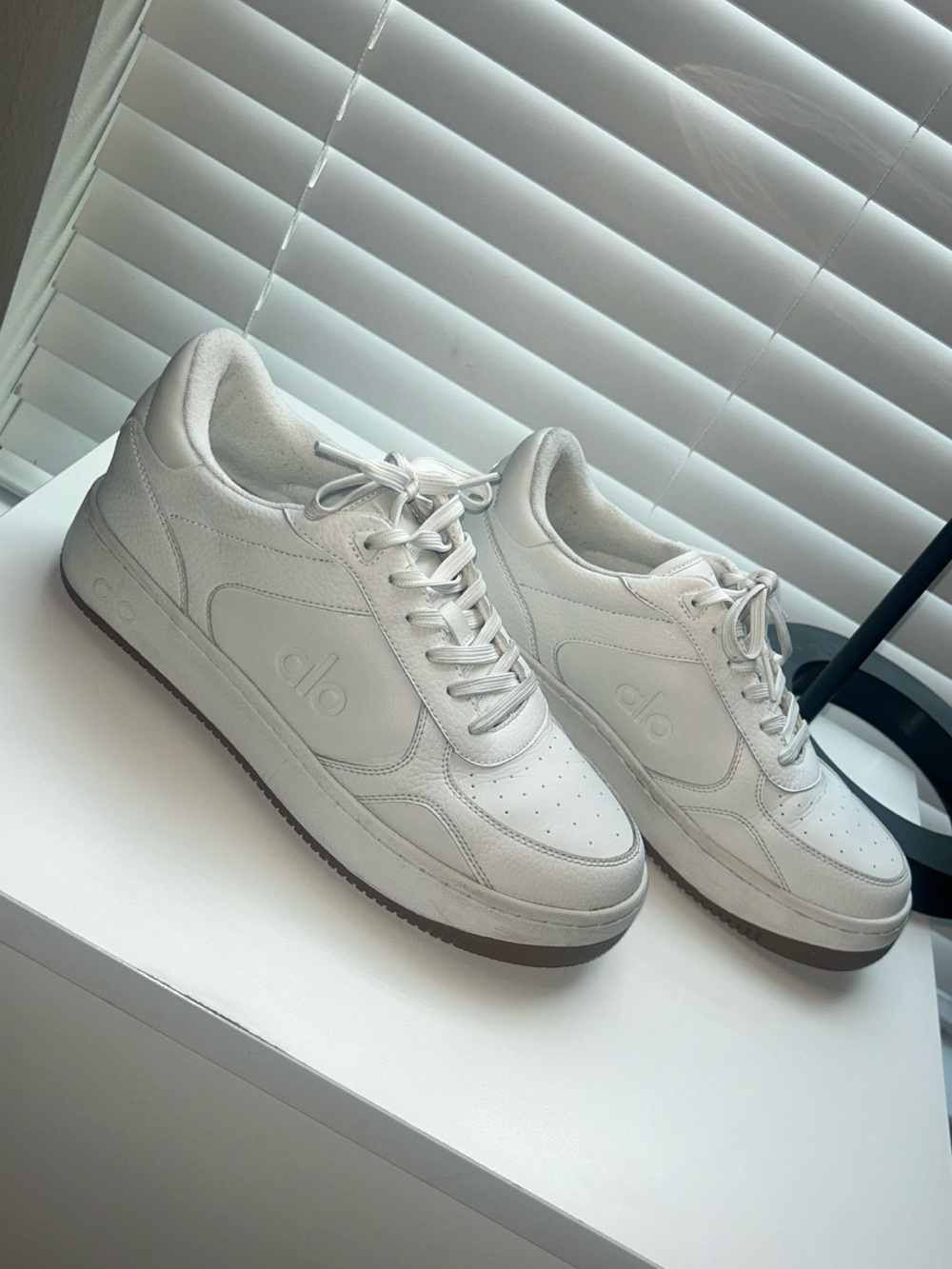 aio White Leather Low-Top Sneakers